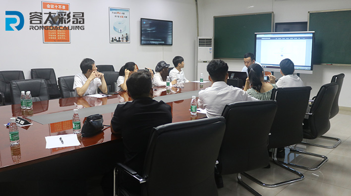 Rongda Colour Crystal Technology Director trains customer team on the software and hardware usage of multi-media touch-in-one machine！