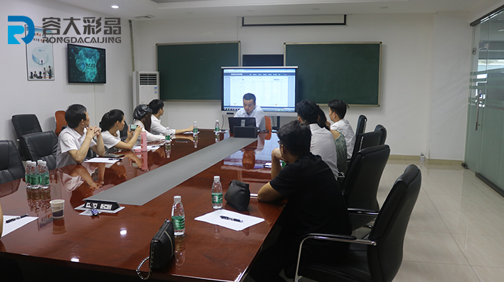 Rongda Colour Crystal Technology Director trains customer team on the software and hardware usage of multi-media touch-in-one machine！