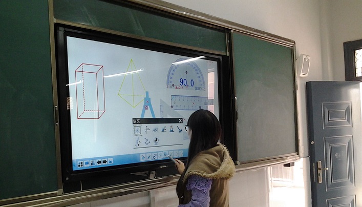 容大彩晶教学一体机、智能触控一体机助力线上教育