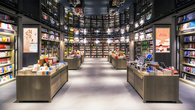 /容大彩晶壁挂广告机：以创新显示技术，赋能商业空间新价值/容大彩晶壁挂广告机：以创新显示技术，赋能商业空间新价值