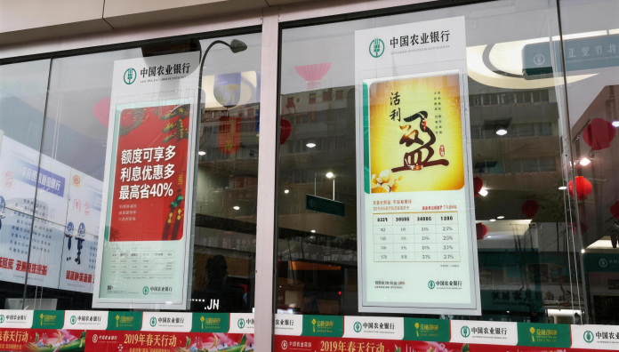 /重构网点服务新范式：银行双面屏广告机显示方案赋能数字化转型/重构网点服务新范式：银行双面屏广告机显示方案赋能数字化转型